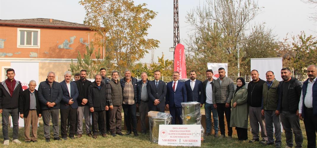 IĞDIR’DA ARICILARA BAL SÜZME VE ERİTME MAKİNELERİ DAĞITILDI