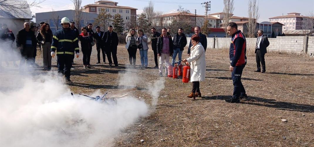 İL MÜDÜRLÜĞÜMÜZ PERSONELLERİNE YANGINLARI ÖNLEME VE TEDBİRLERİ HAKKINDA EĞİTİM VE BİLGİLENDİRME YAPILARAK YANGIN SÖNDÜRME TATBİKATI YAPILDI